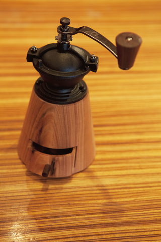 木工作家・中西洋人さんのコーヒーミル 