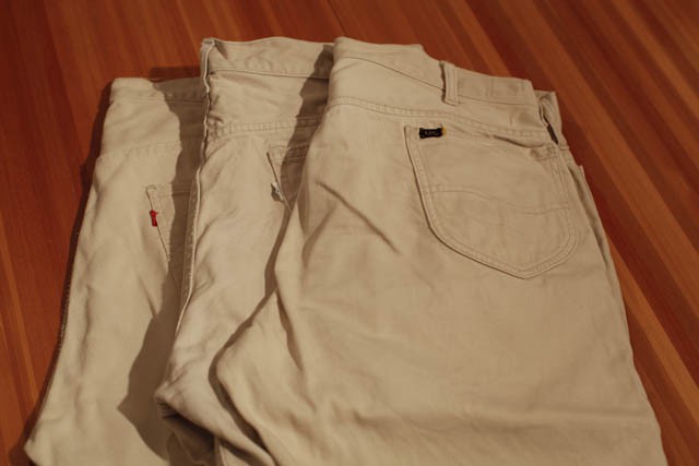 オフホワイトの5ポケットパンツに注目する古着通ならではのセレクトは、シティボーイの物欲も刺激しそう。右からLee WESTERNER PANTS、Levi’s 518及び519（通称ホワイトリーバイス）。 