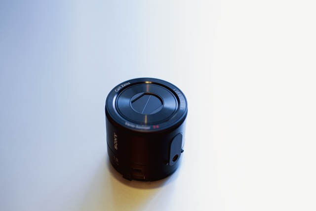 一眼レフの交換レンズを思わせるデザインにカメラ機能を内蔵したソニーQX100について「これを商品化しようという発想にソニーの魅力を感じる」。 