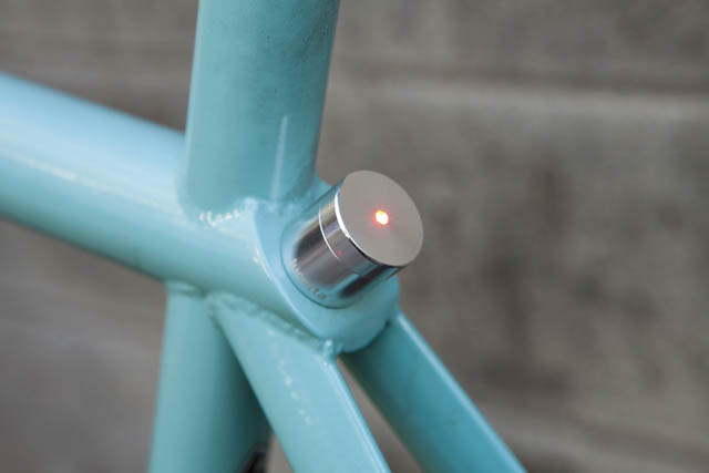自転車乗りに必須のライトは磁石式。使わない時は、前後セットでライター大のサイズに 